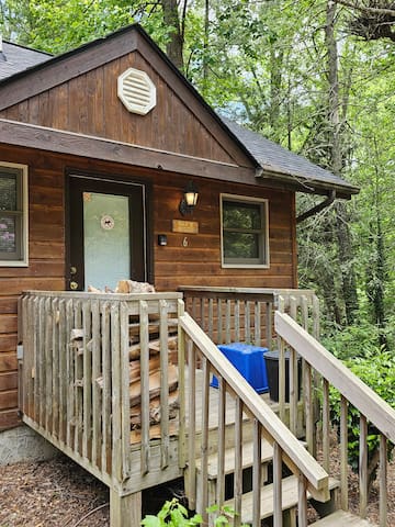 Cozy 2 bedroom cabin w/hot tub