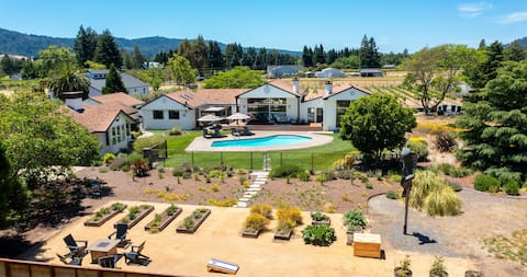 Luxury Vineyard Retreat with Mountain Views