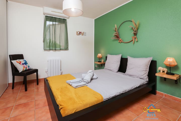 Imagjino të shijosh këtë dhomë moderne dhe të qetë, ideale për t 'u çlodhur pas një dite të ngarkuar. Muri shumëngjyrësh shton një ndjesi qetësuese freskie.