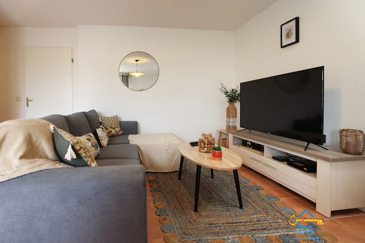 Dhomë ndenjjeje e rehatshme me një dekor modern, e favorshme për t 'u çlodhur. Shijoje këtë hapësirë të ndritshme me dekor natyror, e përkryer për t 'u çlodhur pas një dite eksplorimi.