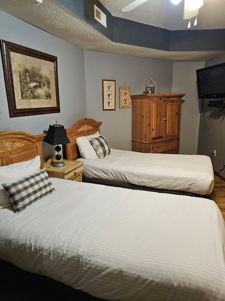 חדר שינה זוגי עם טלוויזיה הממוקם במפלס התחתון של הבקתה.