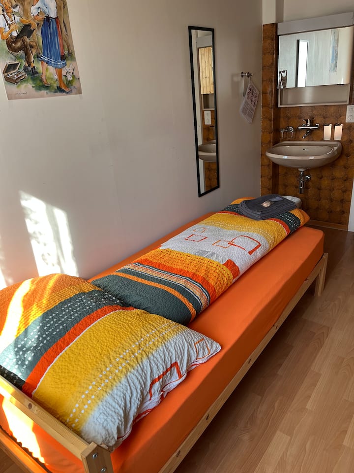 เตียงเดี่ยวบนชั้น 2 พร้อม
อ่างล้างมือตู้เสื้อผ้าโต๊ะและเก้าอี้