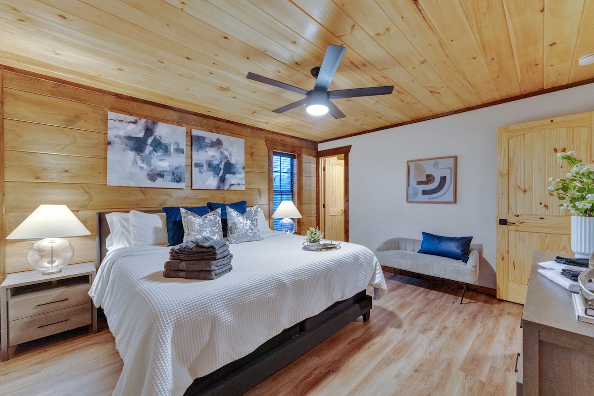 Საძინებლის განმარტოება: დახვეწილი დეკორი და მშვიდი ატმოსფერო გელით ამ ფართო ხის კედლებიან თავშესაფარში!