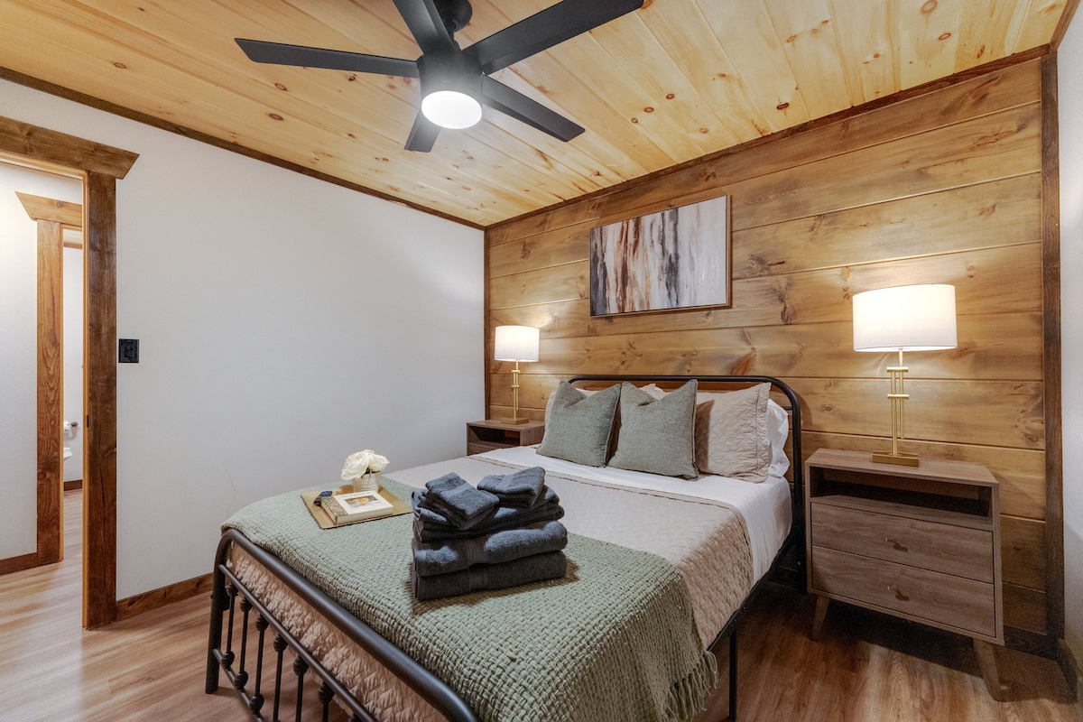 Მთავარი საძინებელი: სოფლის ხიბლი ელეგანტური დეკორით, პლუშის საწოლითა და უხვი ბუნებრივი განათებით!