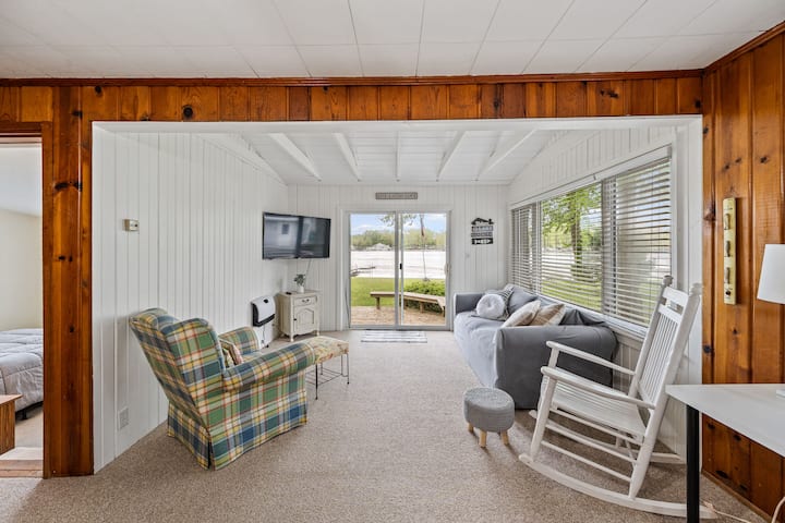 Little Barbee Lakefront Bungalow - Loon Pond, North Webster