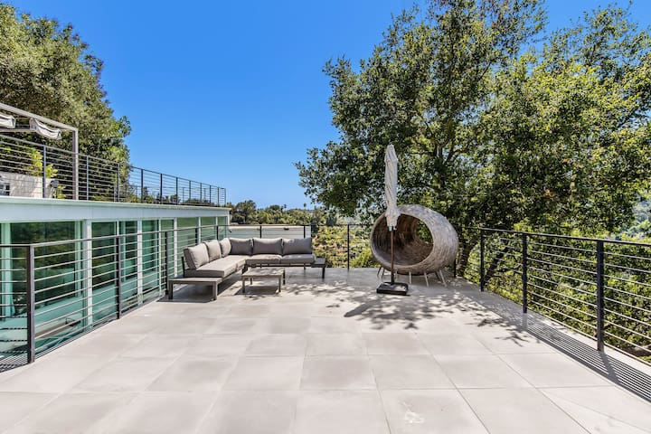 Villa in Beverly Hills – Pool -Scenic Outlook 4b/b gallery image 4