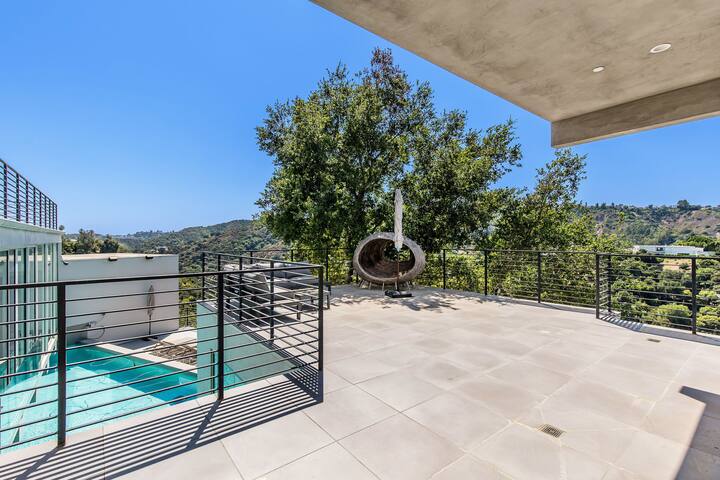Villa in Beverly Hills – Pool -Scenic Outlook 4b/b gallery image 5