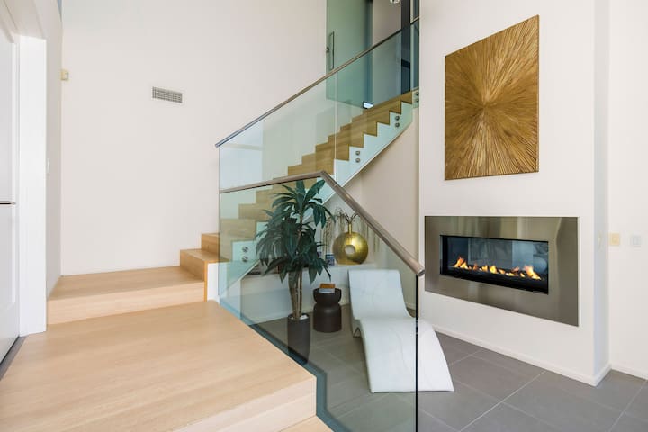 Villa in Beverly Hills – Pool -Scenic Outlook 4b/b gallery image 2