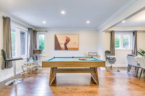 BIG 7 Bed Home w/ Pool Table & BBQ near Airport