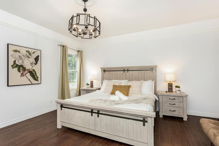 Chumba kikuu cha kulala kiko kwenye ghorofa moja na bafu mbele ya chumba cha kulala. Zaidi ya chumba kuliko bafu tofauti. 