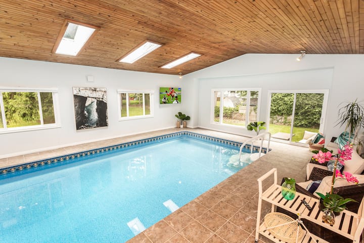 Four seasons Pool Retreat near downtown!