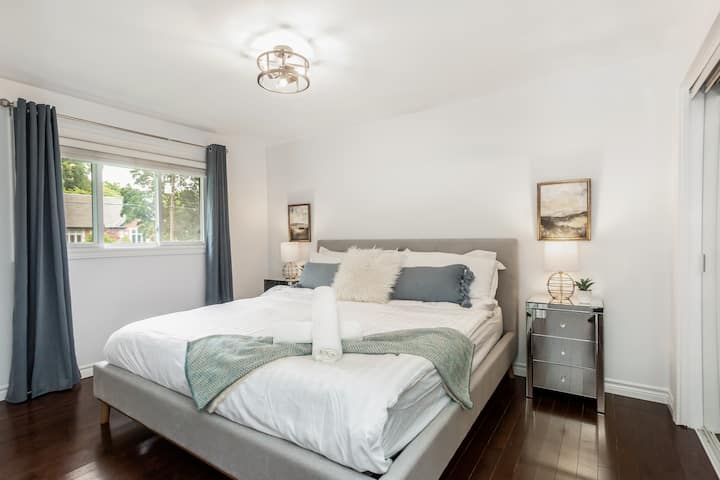 Kitanda cha starehe na kikubwa cha King. Chumba cha 3 cha kuogea kiko kati ya chumba cha kulala cha 3 na chumba cha 4 cha kulala