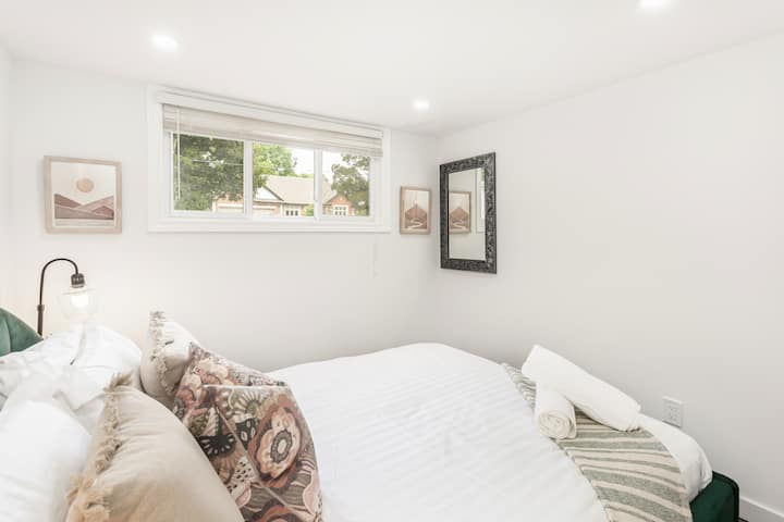 Chumba cha starehe cha starehe. Chumba cha 

4 cha kuogea kiko karibu na chumba cha kulala cha 5 na 6. 