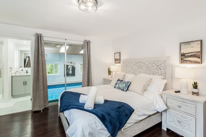 Angazia chumba cha kulala cha nyumba yetu. Karibu na Bwawa, pamoja na choo cha jack N jill. Binafsi lakini inafaa. 