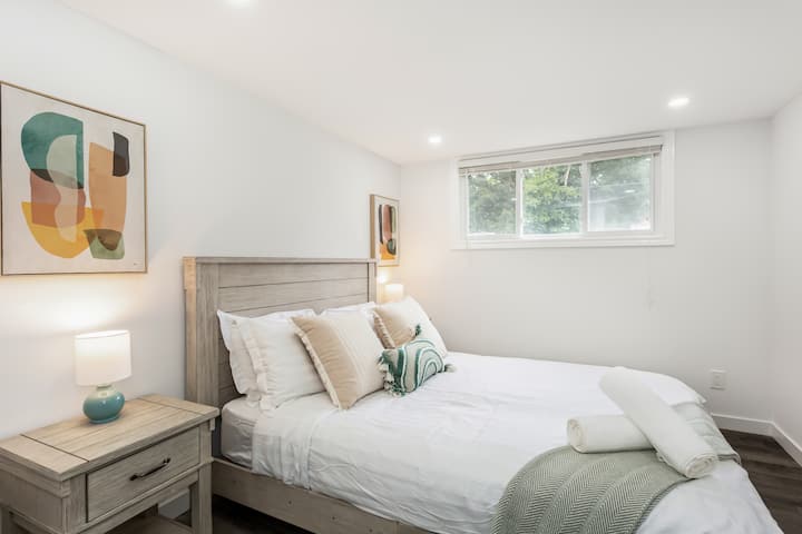 Chumba cha starehe cha starehe. Chumba cha 

4 cha kuogea kiko karibu na chumba cha kulala cha 5 na 6. 