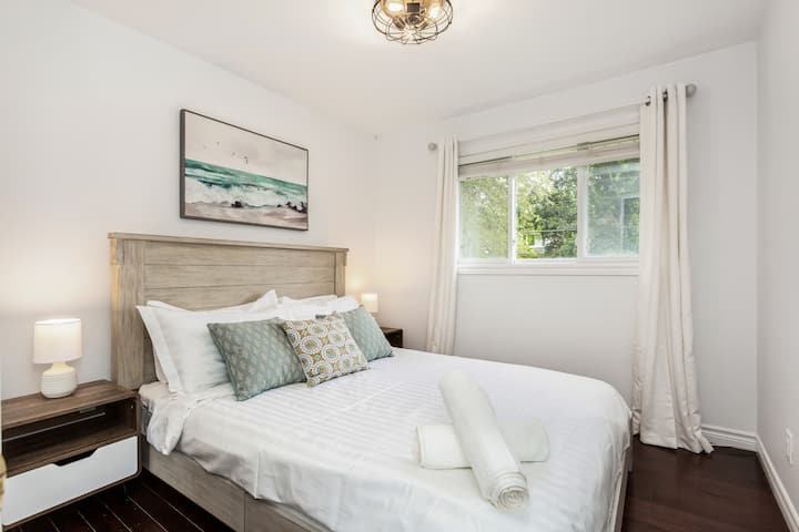 Kitanda cha starehe cha Queen. Chumba cha 3 cha kuogea ni kati ya chumba cha kulala cha 3 na chumba cha kulala cha 4