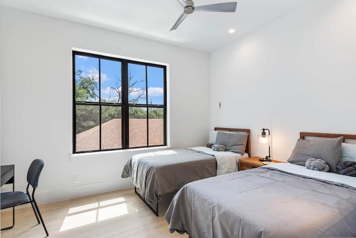 spavaća soba s bračnim krevetom i radnim stolom na drugom katu