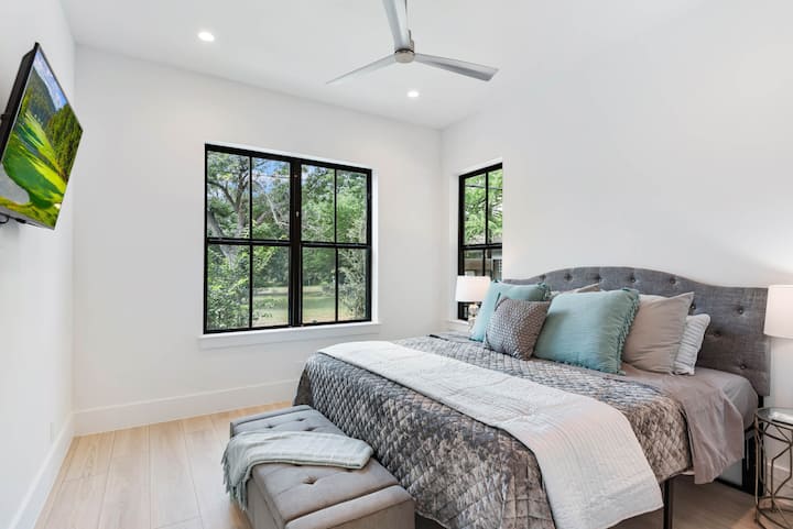 primarna spavaća soba na prvom katu s bračnim krevetom