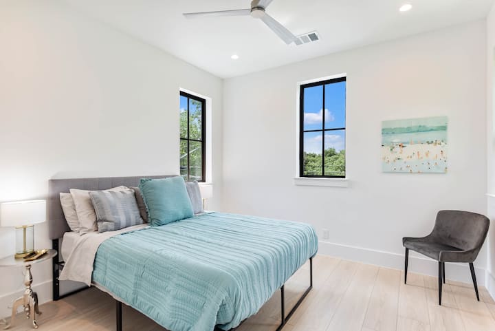 spavaća soba na katu s bračnim krevetom (širine 150 - 179 cm)