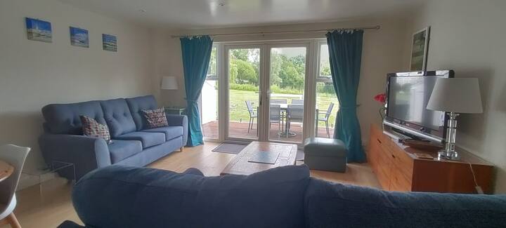 Between The Lakes (90 Isis Lake) - Cirencester