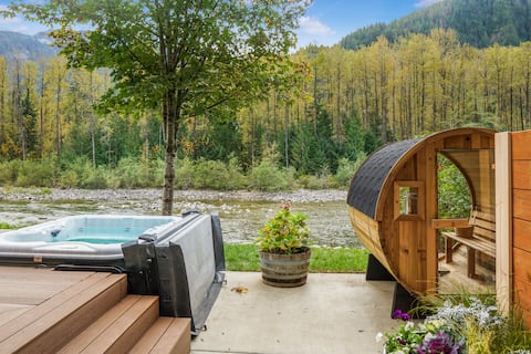 Riverfront Skykomish Couples Retreat Hot Tub Sauna