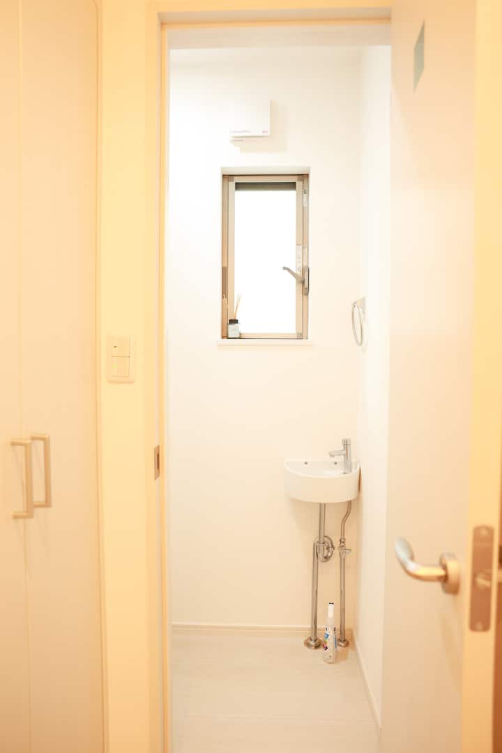 2階のリビングルームからすぐアクセスできる独立したトイレです。トイレは1階と2階にあり、大人数でのご滞在でも安心です。