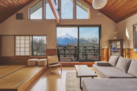 A luxurious inn with a sauna where you can enjoy the spectacular view of Mt. Fuji. Yamanakako is an