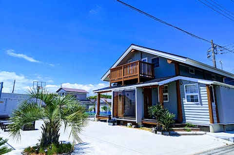 Sunrise Log: Just a short walk to the beach!Popular cottage with BBQ