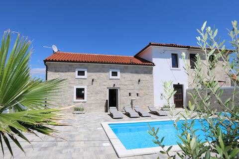 Villa Kristina With Pool