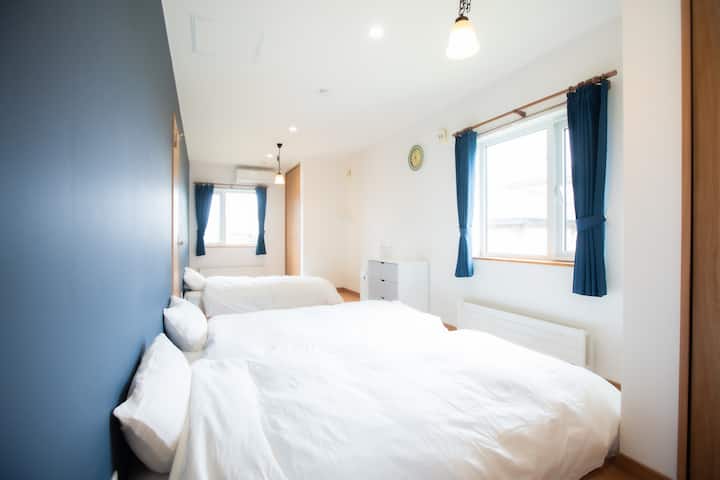 Chumba cha kulala kilicho juu kina vitanda 3



