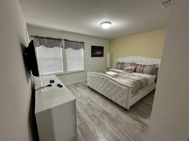 นอนหลับเหมือนราชวงศ์ในห้องนอนคิงไซส์หรูหราของเรา