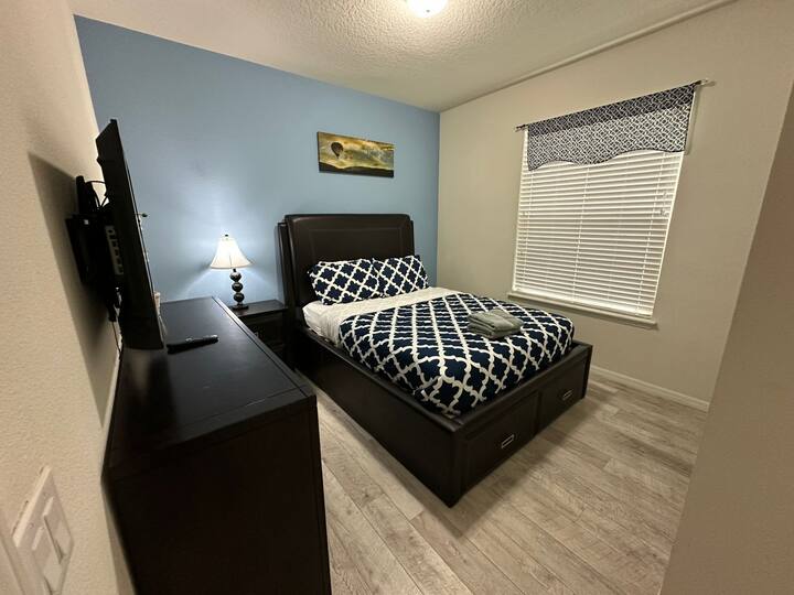 เพลิดเพลินไปกับความเงียบสงบของห้องนอนควีนไซส์