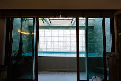 ReVIERA Resort Villa, 5-minute walk to American Village, private pool, sauna