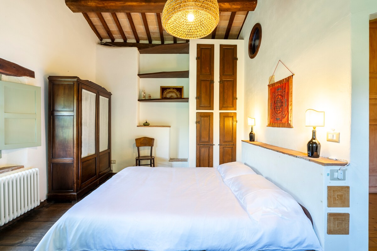 Velika spavaća soba s bračnim krevetom i udobnim bračnim krevetom, stropovima s drvenim gredama i funkcionalnim prostorima idealnim za parove ili obitelji. 
Zasloni na prozorima.
Uključeni su Wi-Fi, TV i prostrani ormari.

