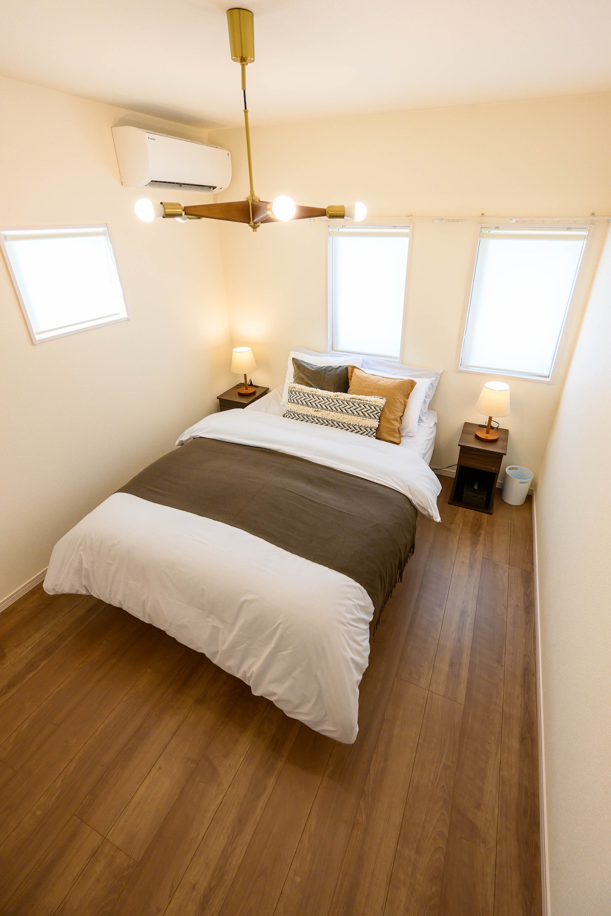 Спална соба со 1 двоен кревет.
Има посебен клима уред.