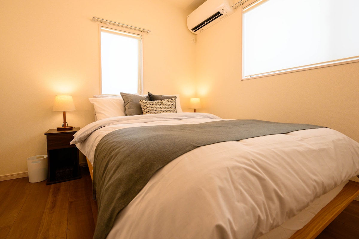 Станува збор за спална соба со двоен кревет.
Има посебен клима уред.