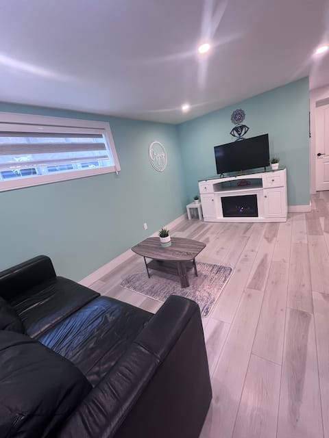 Top performing Airbnb: Beautifully Renovated Apartment - Yorkdale in York Centre