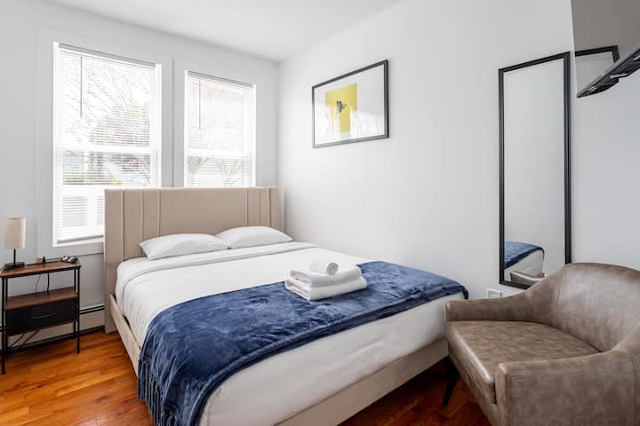 غرفة نوم مشرقة بسرير بحجم "كوين"
استرخ في هذه الغرفة المضاءة بأشعة الشمس التي تتميز بسرير مريح متوسط الحجم مع بياضات ناعمة وبطانية مريحة. استمتع باللمسات العصرية مثل المرآة كاملة الطول والكرسي المميز والمصباح بجانب السرير. 