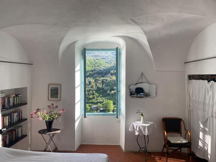 Chambre 1 - à l'étage - vue paisible sur l'oliveraie.