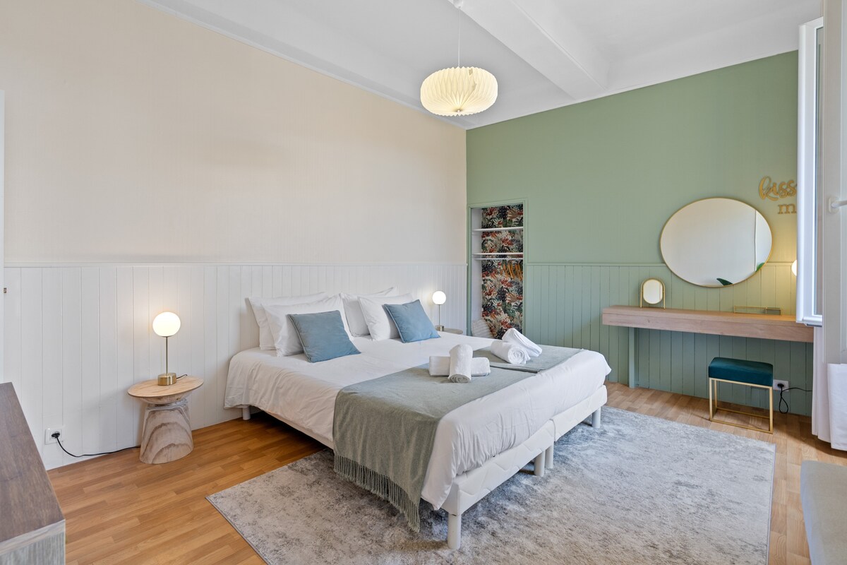 Deze slaapkamer kan worden ingericht met:
Optie 1:  twee aparte eenpersoonsbedden 
Optie 2: een groot bed voor een stel (zoals nu getoond), afhankelijk van je behoeften.

