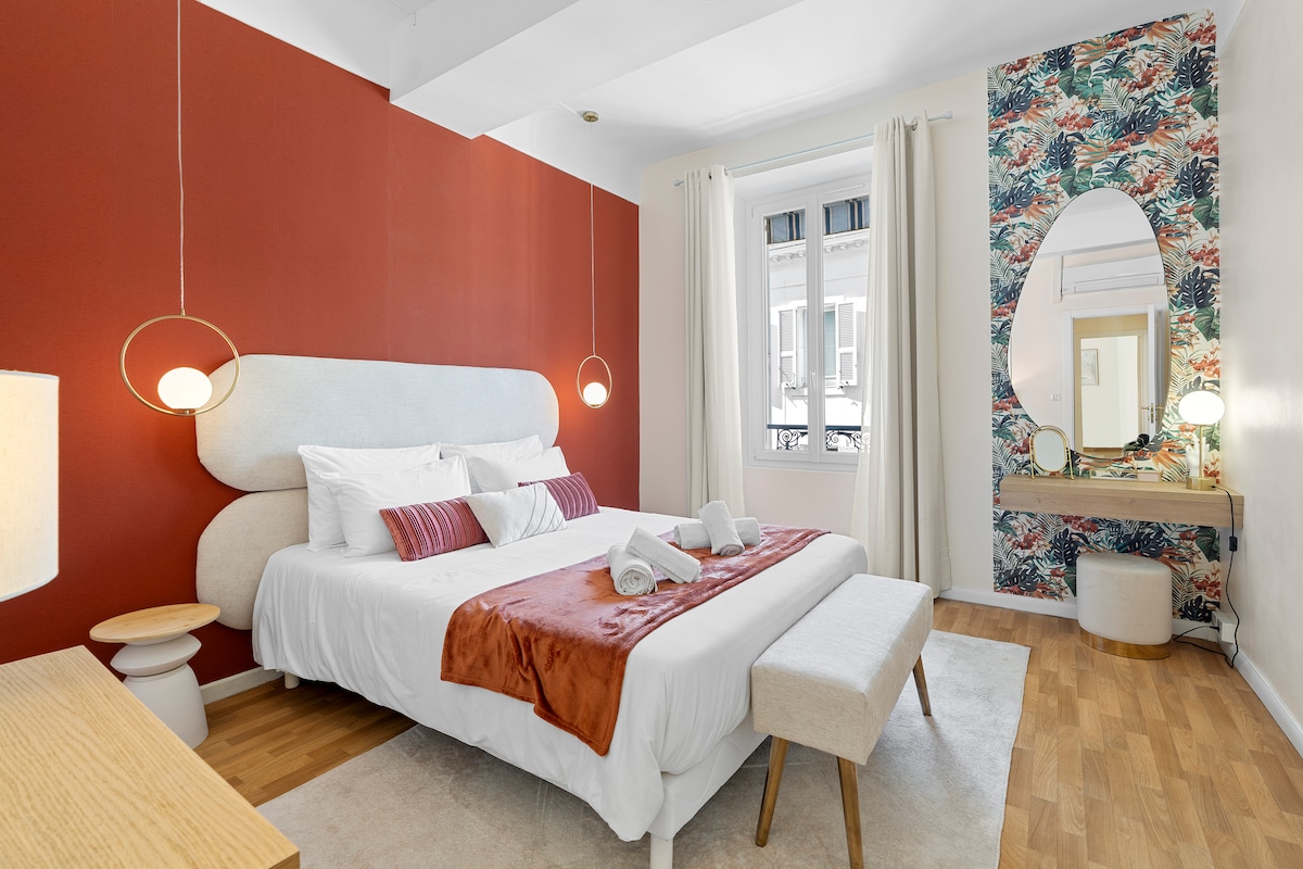 Deze slaapkamer is voorzien van een queensize bed, airconditioning, verduisteringsgordijnen en een luxe matras met beddengoed voor comfortabele nachten.