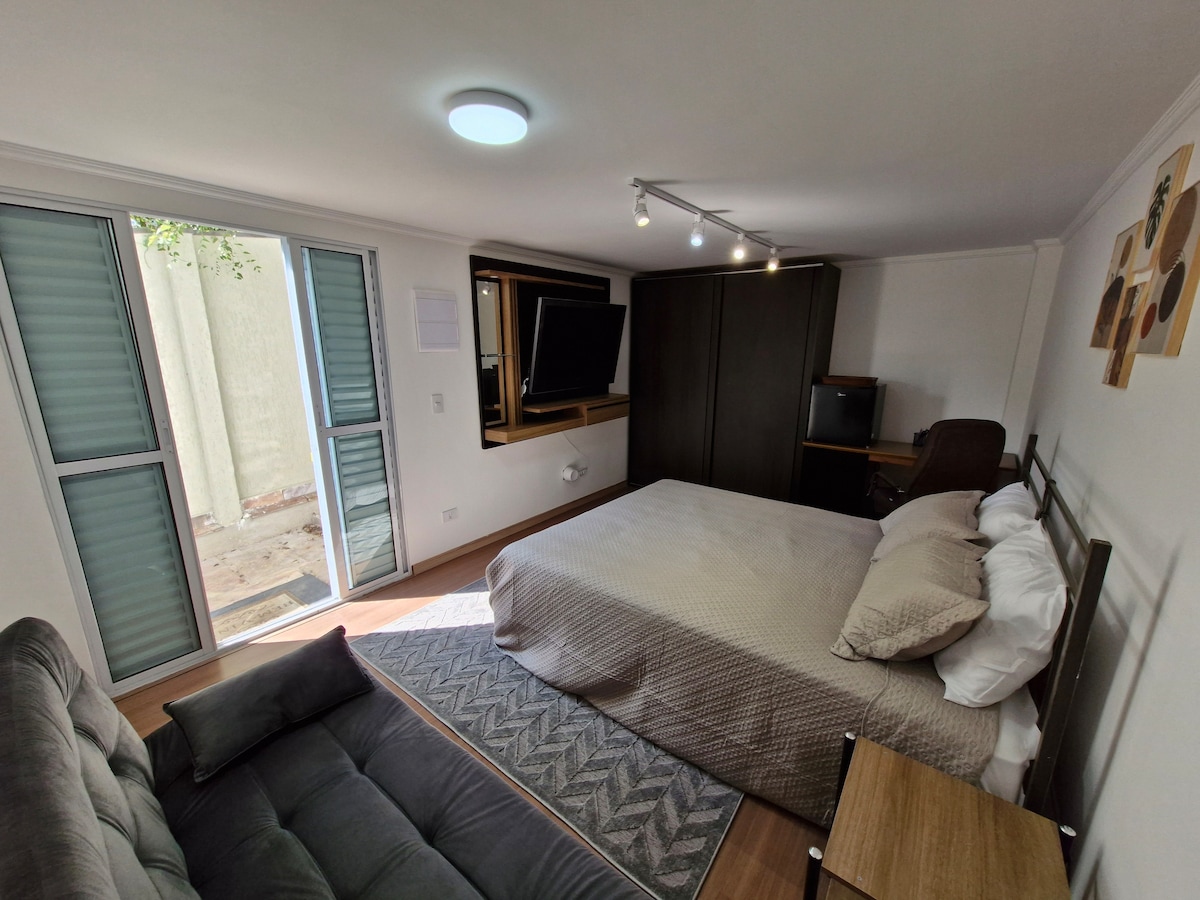 Habitación exclusiva con cama tamaño queen y sofá cama para un máximo de 4 huéspedes. Cuenta con wifi, Chrome TV, minibar y taquillas