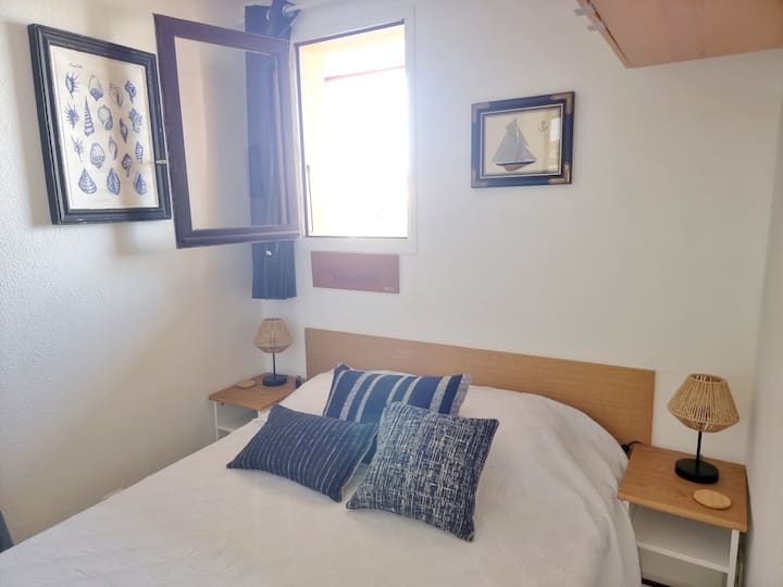 سرير مزدوج مع مرتبة جديدة ثابتة.
-- يتم توفير الفراش والبياضات والمناشف بدون أي رسوم إضافية ---
منافذ كهربائية وشواحن محمولة، عالمية.
دايسون تنعش ومراوح. ضوء السقف. 