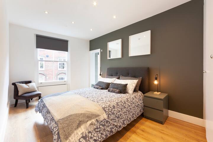 ITALY-1-A Lovely 2 bed, 2 bath for 8 people Soho gallery image 3