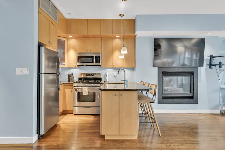 Penthouse, Parking, Private Deck, W/D, Back Bay! gallery image 5