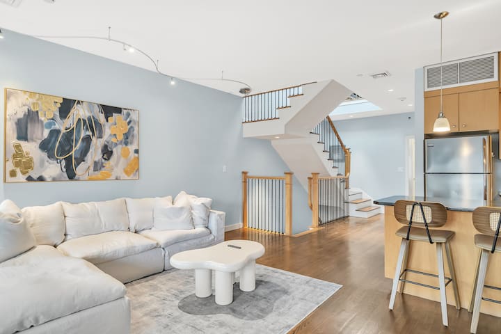 Penthouse, Parking, Private Deck, W/D, Back Bay! gallery image 2