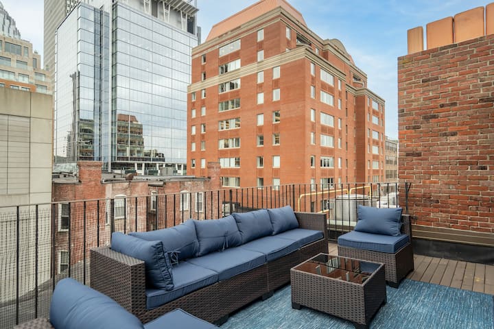 Penthouse, Parking, Private Deck, W/D, Back Bay!