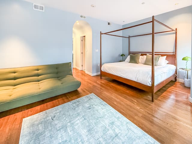 Penthouse, Parking, Private Deck, W/D, Back Bay! gallery image 3