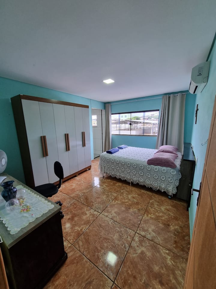 Საძინებლის შესანიშნავი ფლიგელი, აქვს ორადგილიანი საწოლი, გარდერობი, უფასო ვენტილატორი, კონდიციონერი 12 ათასი BTU ‑ სგან (არ შედის დღიურ ტარიფში), დიდი ცალკე სააბაზანო, მოწევის ფანჯარა.