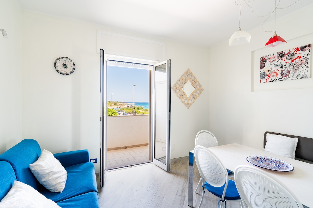 Annuncio Airbnb popolare: Beachfront. Amazing sea views & balconies a Otranto